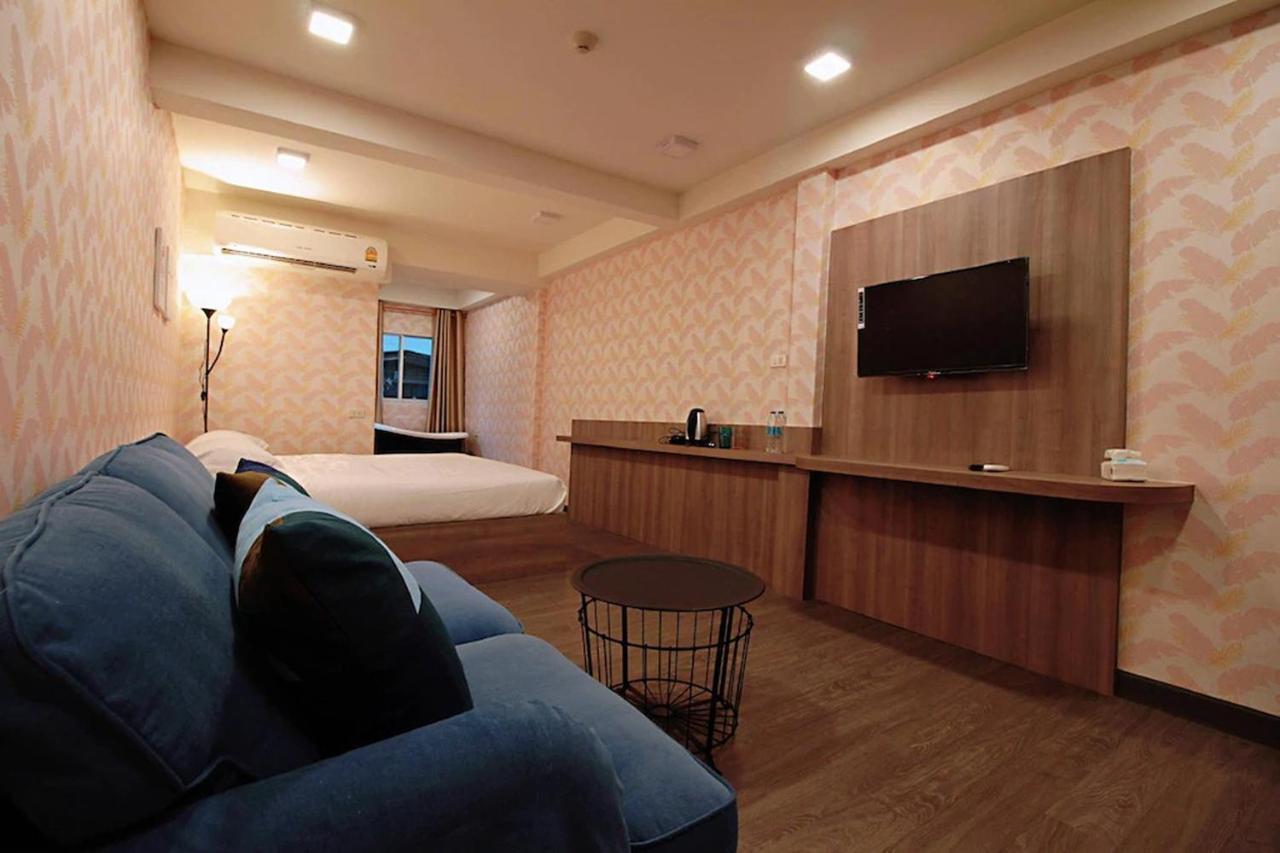 R 17 Living Hotel Bangkok Exterior photo