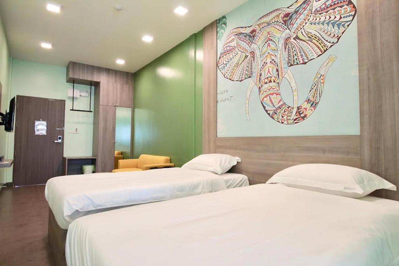 R 17 Living Hotel Bangkok Exterior photo